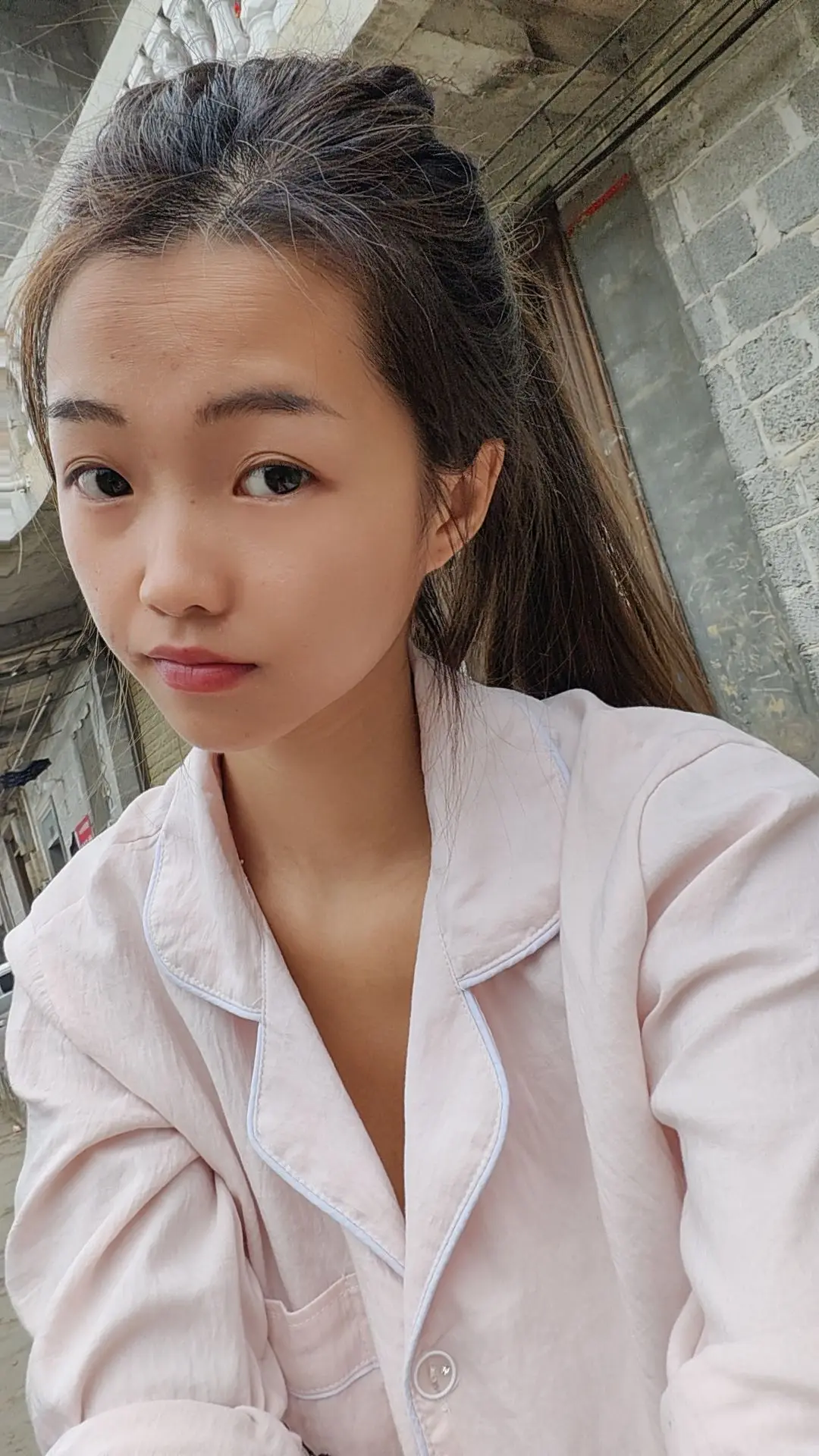 我又怎敢带你回家，我怕你烤不惯柴火，走不来泥巴路，上个厕所还要去猪圈...