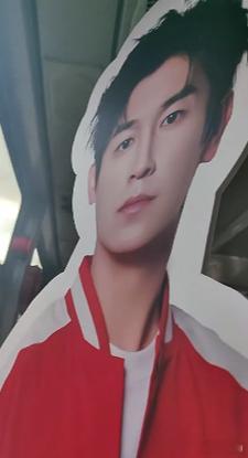 坐公交偶遇杨旭文坐公交偶遇188大帅哥，就是头差点顶到车厢，凑近一看原来是杨旭文