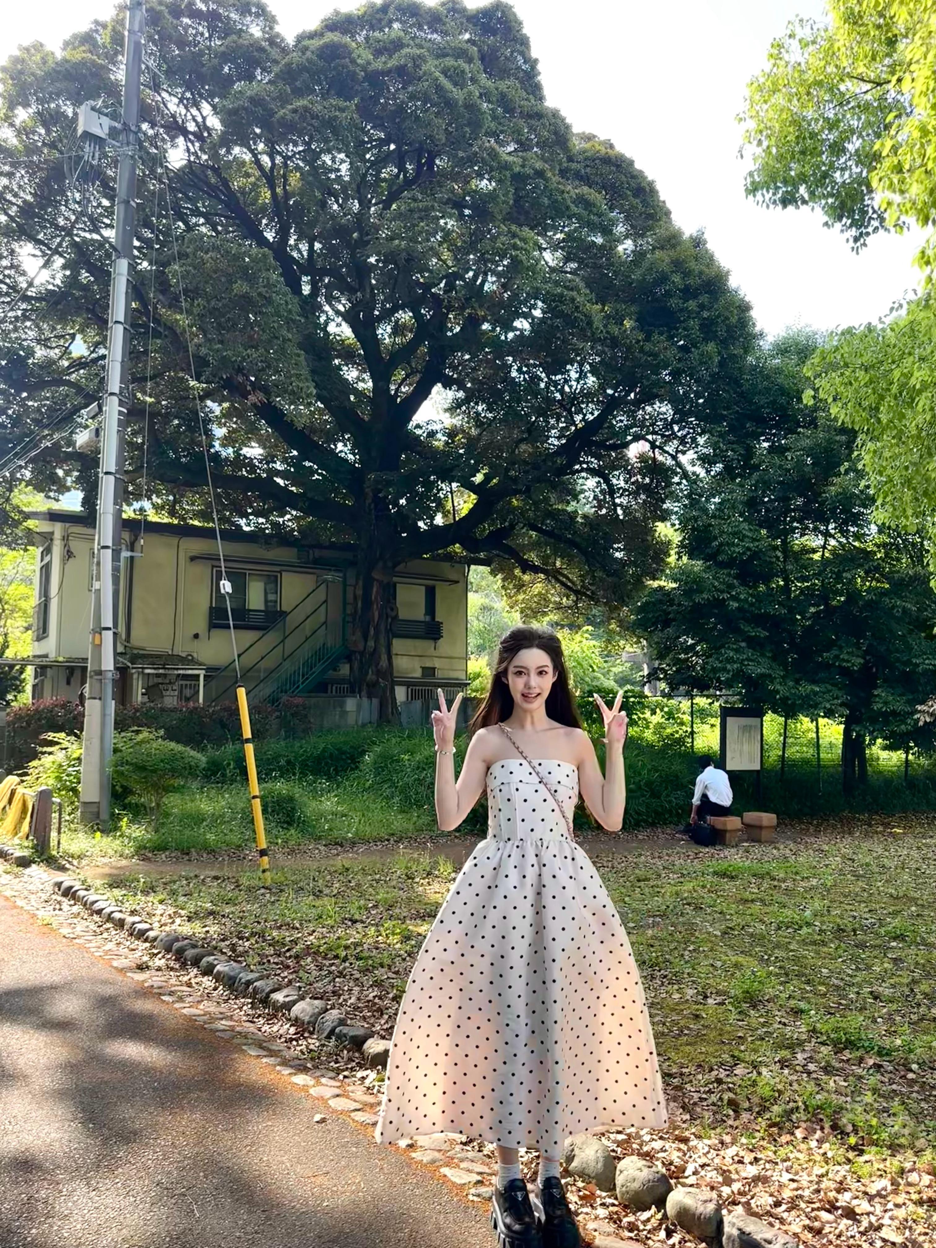 艳阳天 逛公园～喜欢绿意盎然的感觉🎡🛹仪仪er[超话]  ​​​