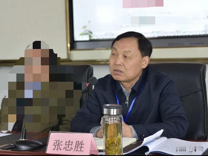 湖北省孝感市的张忠胜63岁上了热搜！他是1963年出生的湖北省孝南人，拥有大学文