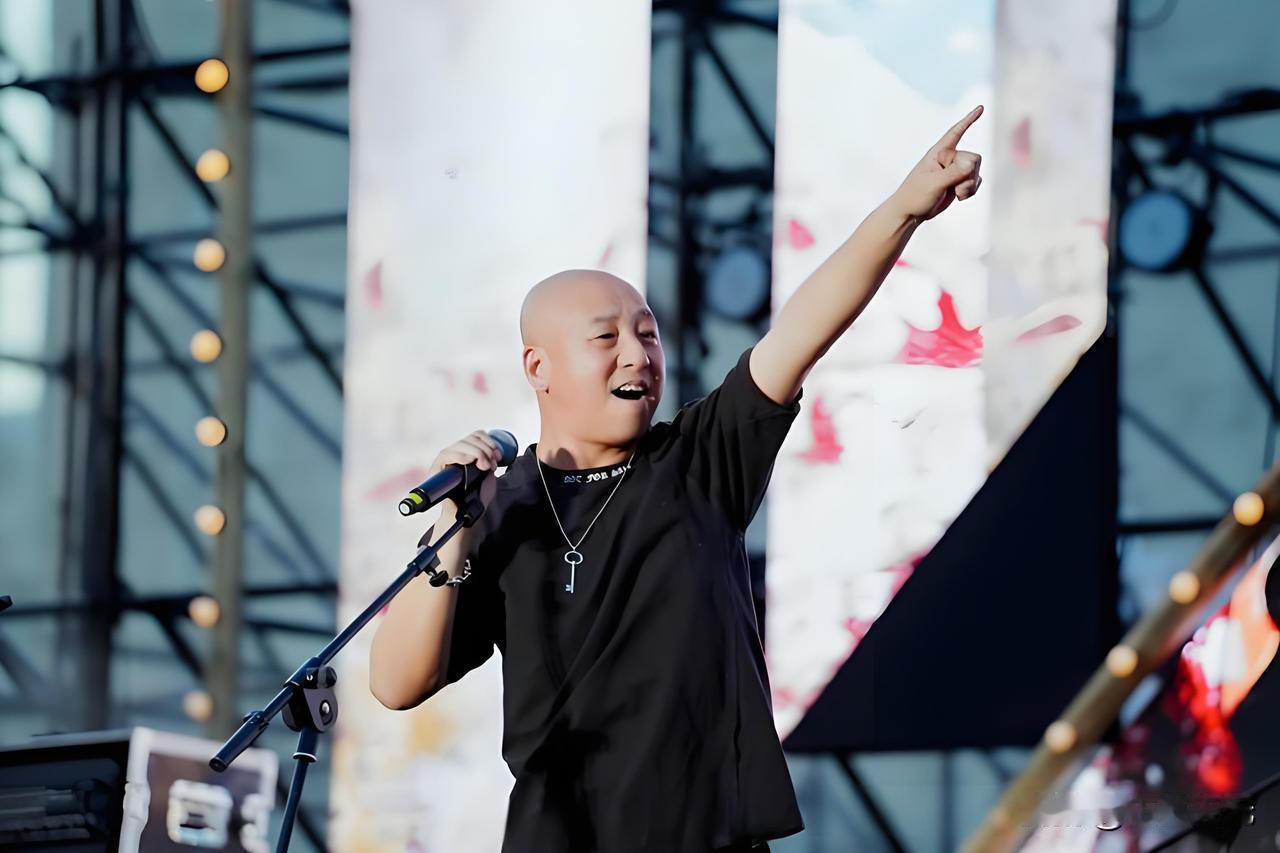 周晓鸥一开口直接沉醉，经典曲目《爱不爱我》，还是熟悉的味道。
 
舞台现场，他真