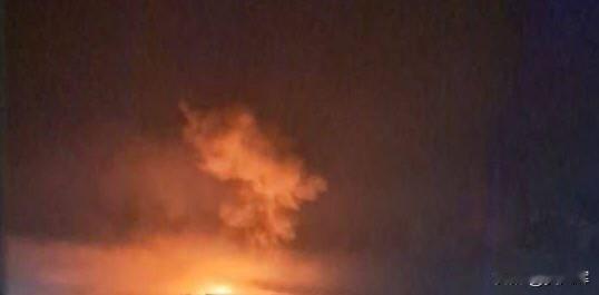 11月2日，俄罗斯克拉斯诺达尔边疆区作战指挥部通报：图阿普谢港基础设施遭无人机袭