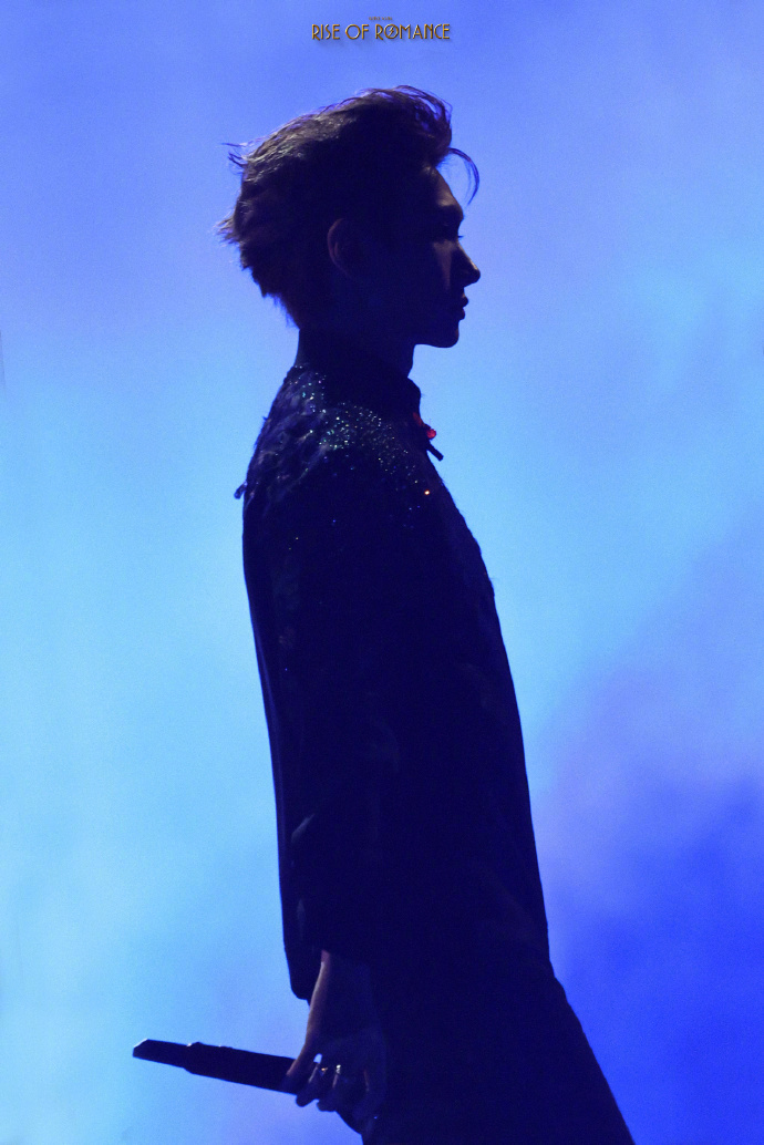 汪苏泷2倍速唱眼泪落下之前从未见过汪苏泷这样唱眼泪落下之前 这哪里是唱歌，分明是