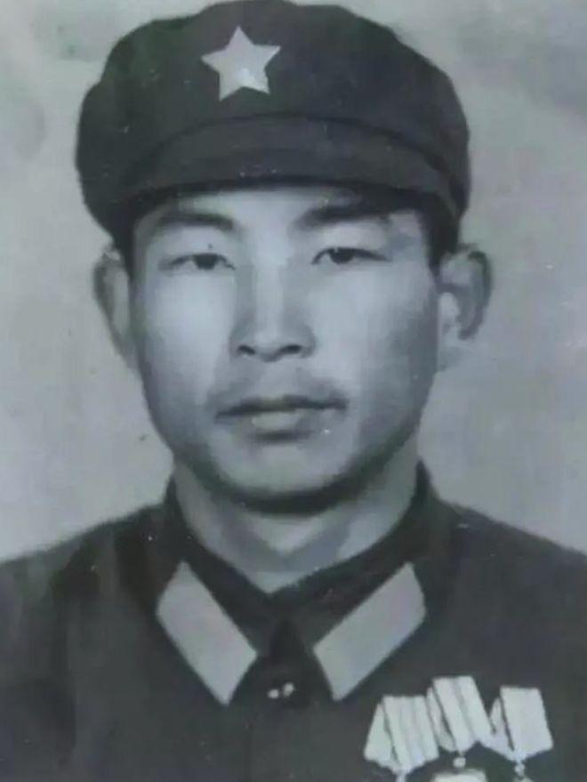 1980年，十几名越军包围了小战士许明习，越军见他孤身一人，便想抓活的回去领赏。