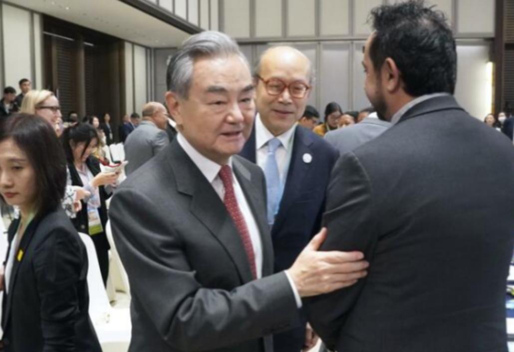 2 月 11 日，日本共同社厚着脸皮说：“昨天，日本外交官终于和王毅握手了，这是