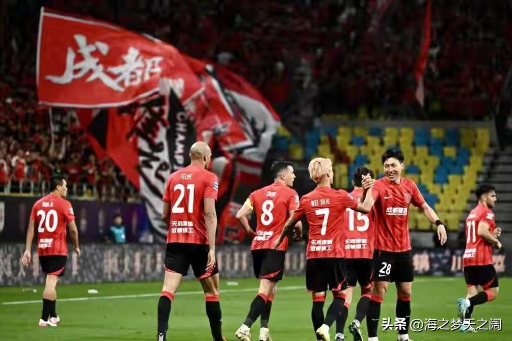 今年的中超联赛28轮比赛战罢，成都蓉城队以52个积分排名第一，可以说成都蓉城队目