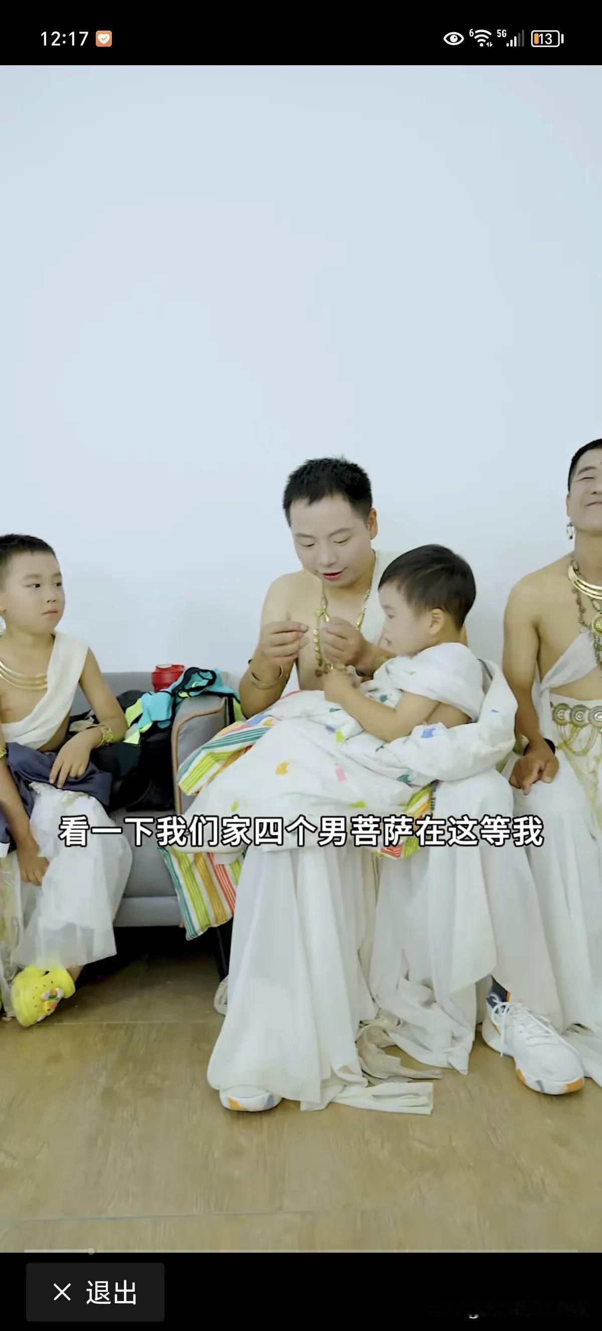 农家小妞携全家来到敦煌拍了一组敦煌飞天照，说实话，刚开始的时候我完全看不出来是她