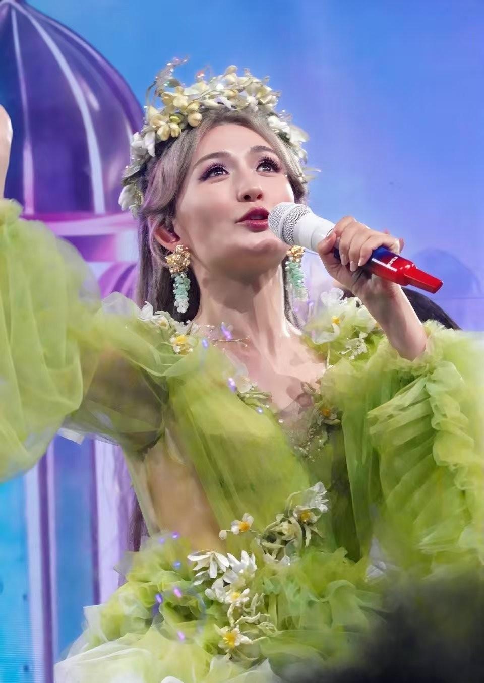 肯定不值得去，谢娜不是专业歌手，虽然出过专辑，但大多只是口水歌，唱功撑不起专业演