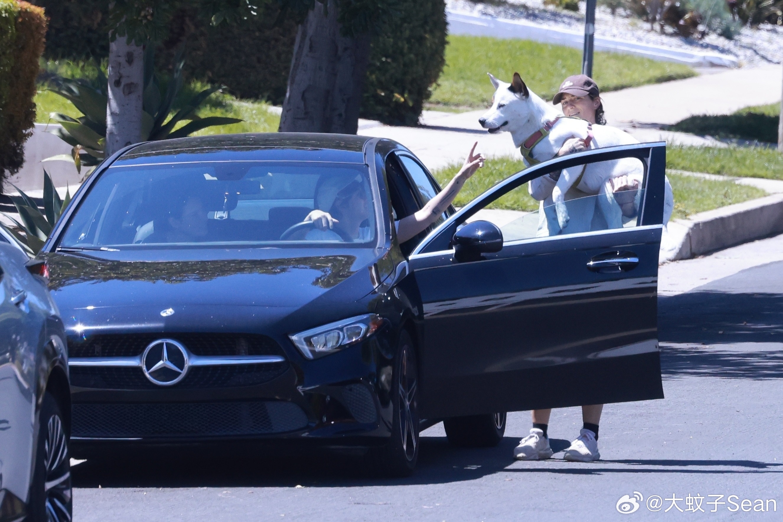 Kristen Stewart克里斯汀斯图尔特在洛杉矶外出拜访朋友后驱车离开，朋