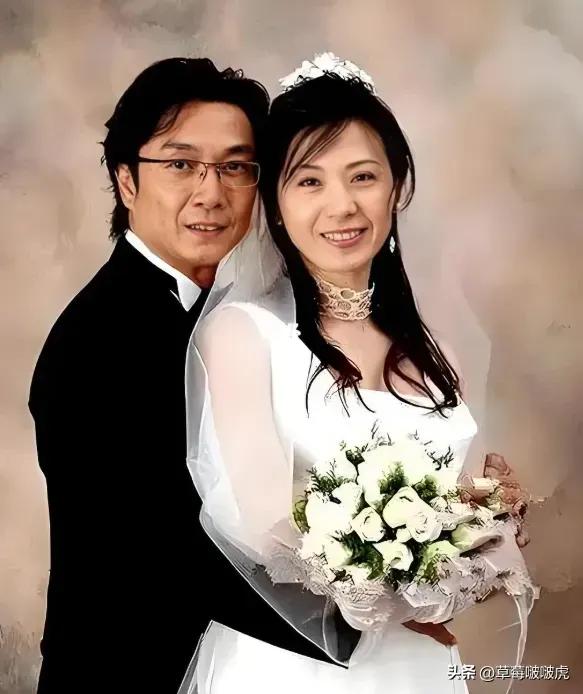 同样的两个人，相隔30年。刘松仁是著名的香港男演员出演过很多经典的作品深受观众们