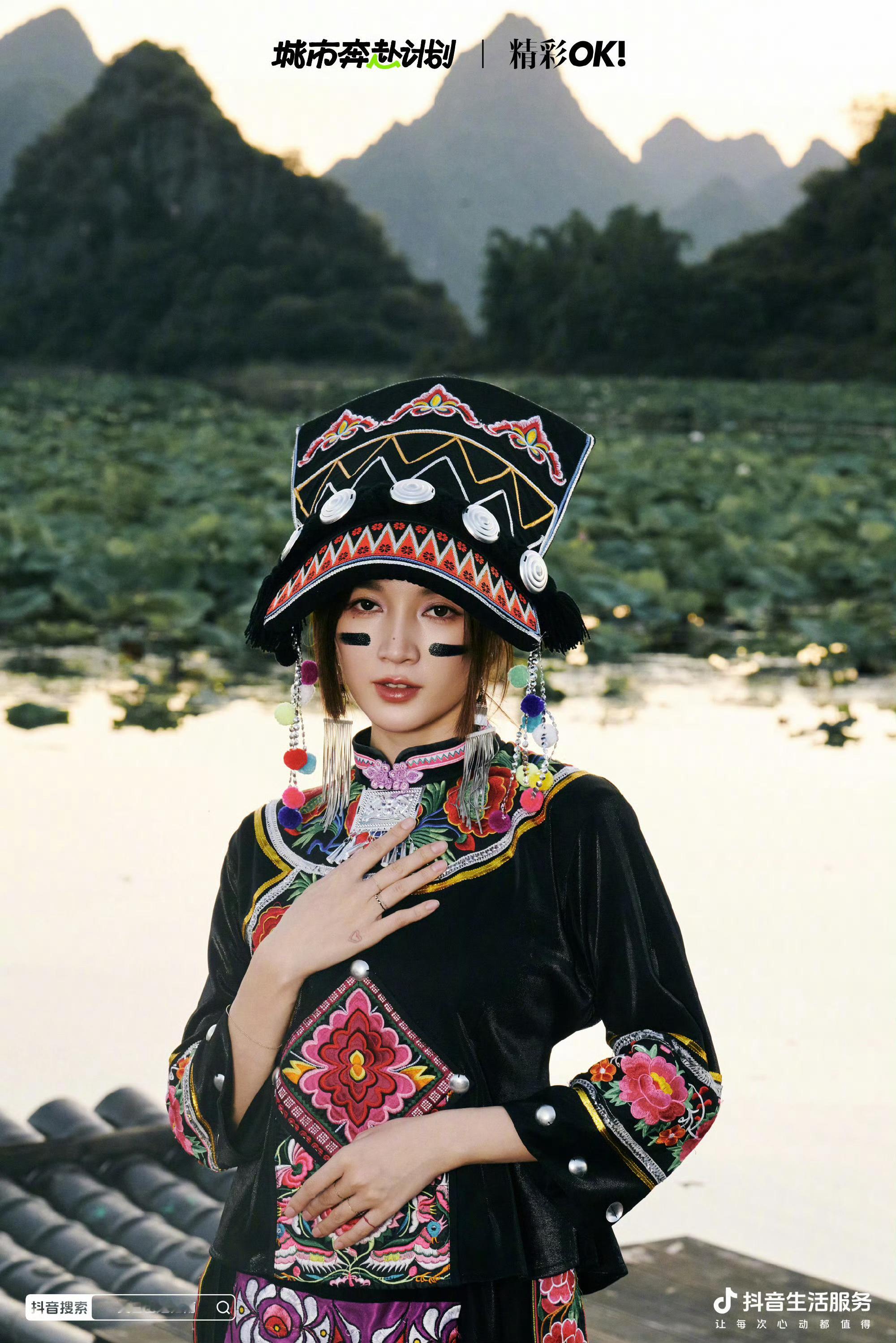 孟佳精彩OK八月刊封面浮水流光封面镜水为经，衣锦为纬。湖如明镜，藏万古风韵。风过