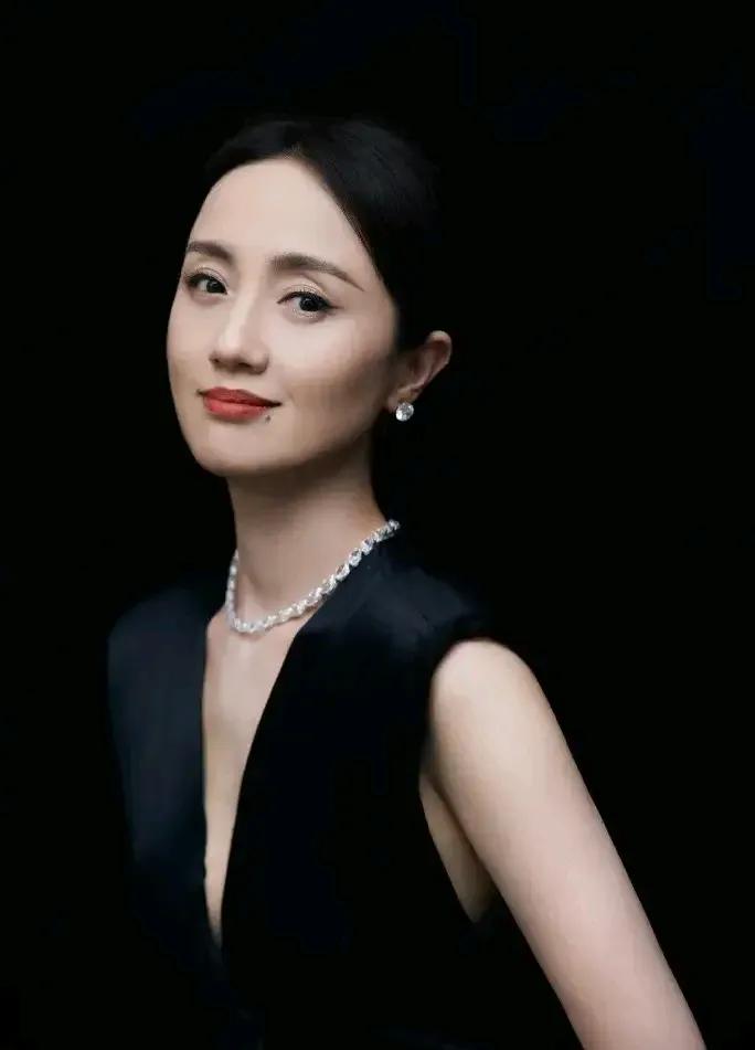 很喜欢朱媛媛这位明星，她特别知性，直到今天才知道她是个坚强的女孩，与癌症抗争了五
