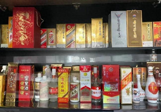山东一女子喜欢收藏酒，她自己就收藏了2000多瓶，邻居发现后，直接举报，导致酒被