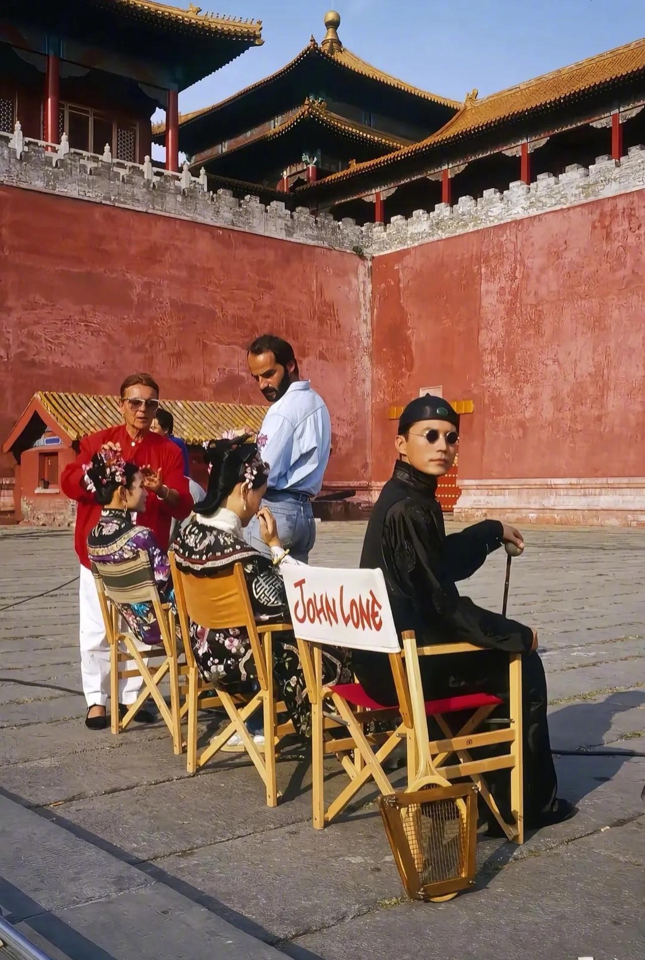 讲个道理：

这是西方人贝托·鲁奇为好莱坞公司拍摄的讲述中国最后一个皇帝的电影《