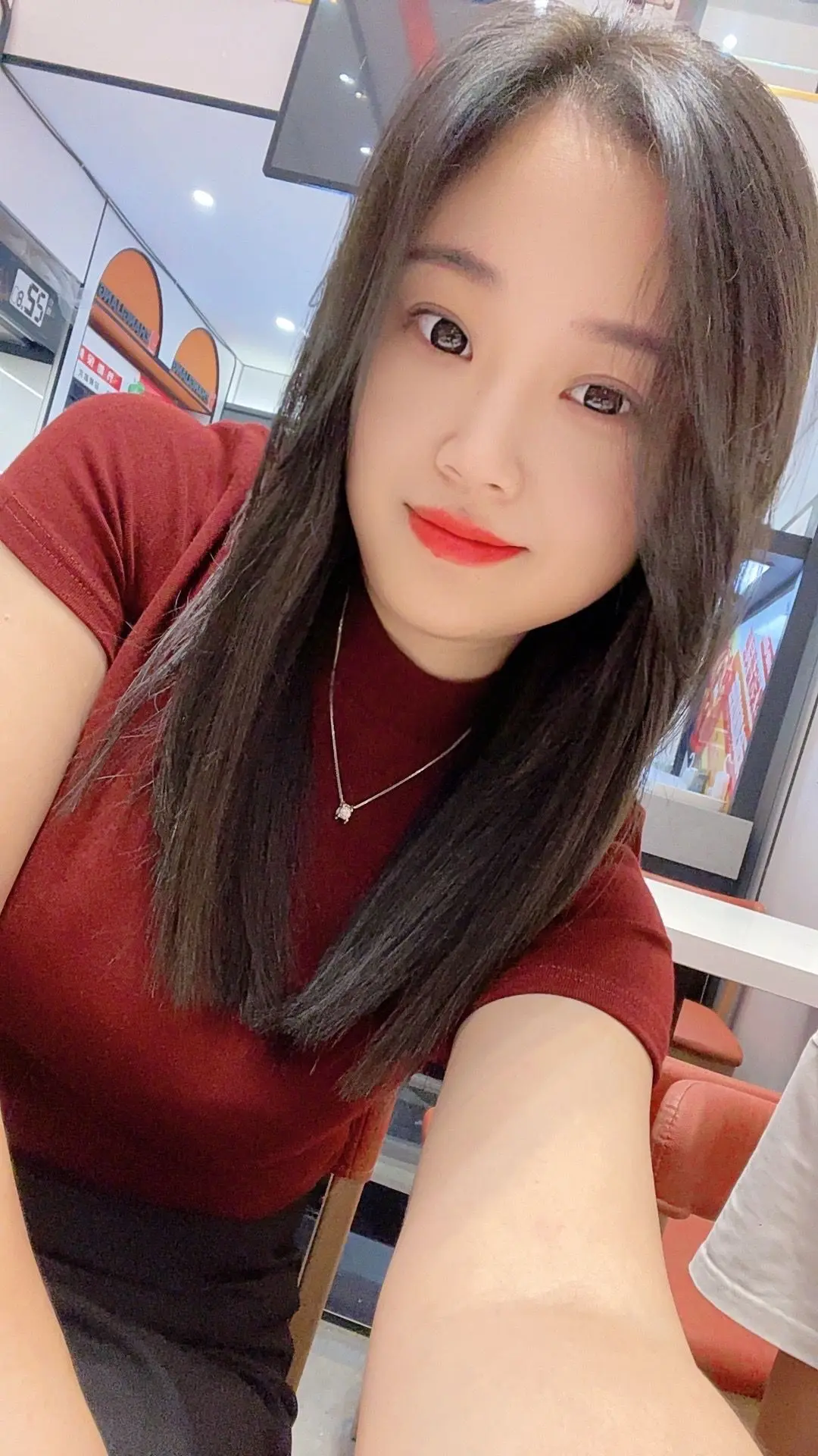 请原谅他不懂浪漫他每天为钱心烦，请习惯他愁眉苦脸，他已不再是少年