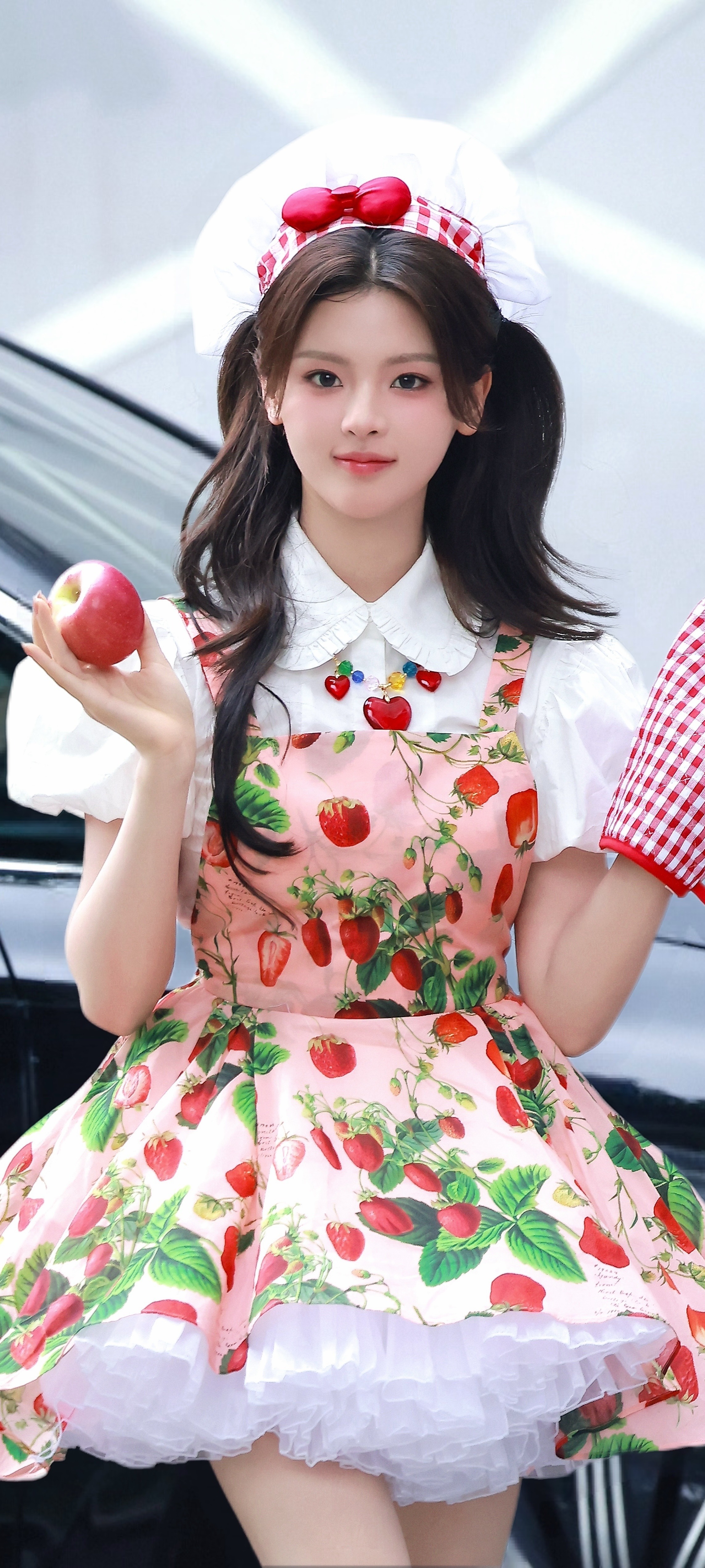 杨超越手机壁纸精选：今日份夏日草莓味的超越妹妹。杨超越