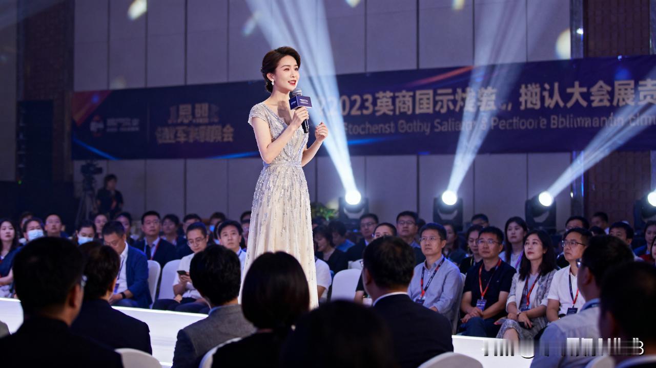 曾主持九届春晚的李思思，在 2023 年选择离开央视。出身北大的她，从幕后实习生