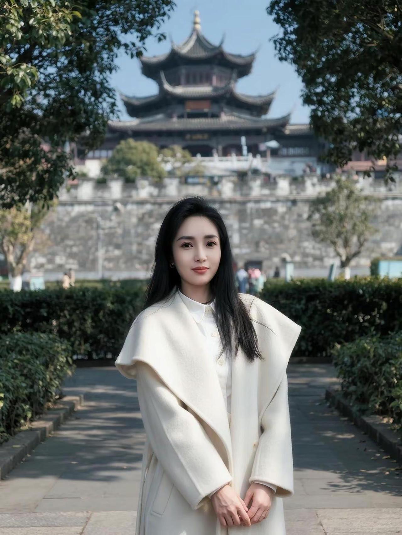 因你相伴的岁月，是我最美的时光，拈一朵雪花微笑，这个冬天很暖，只因有你