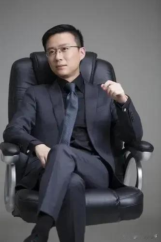 #经历中年危机是一种什么样的感觉#
随着年龄的增长，我开始意识到，生活并不是我们
