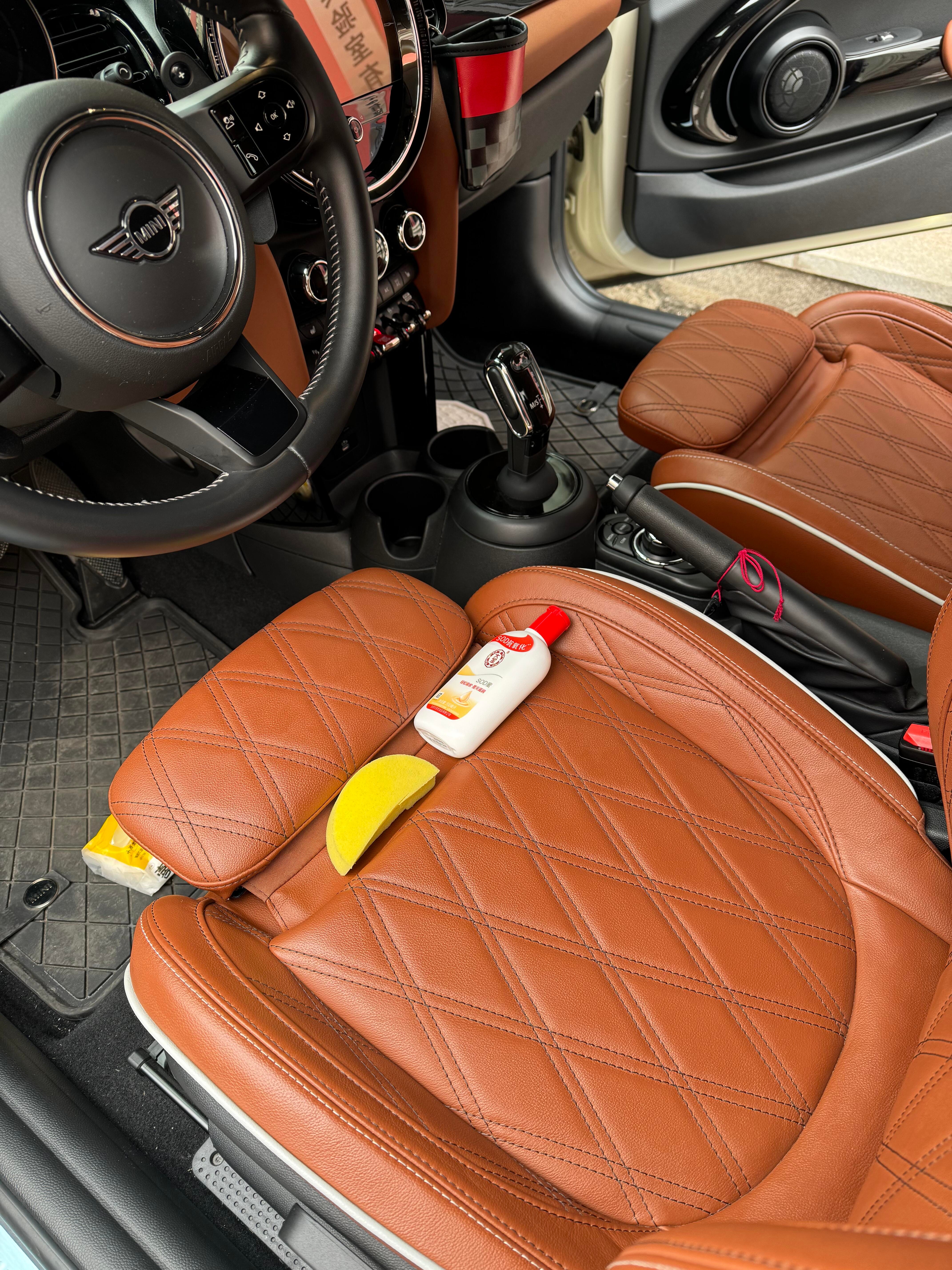 小车开了几年座椅皮子变的干涩，用大宝做了个保养，首图是刚涂完看着颜色深比较亮，过