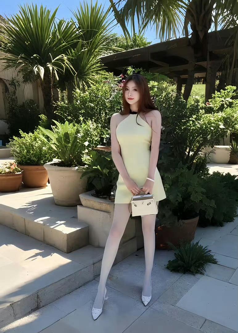 拒绝定义，只要我喜欢，怎么穿都对，
挂脖裙+白丝=今日份纯欲天花板，
自信才是最