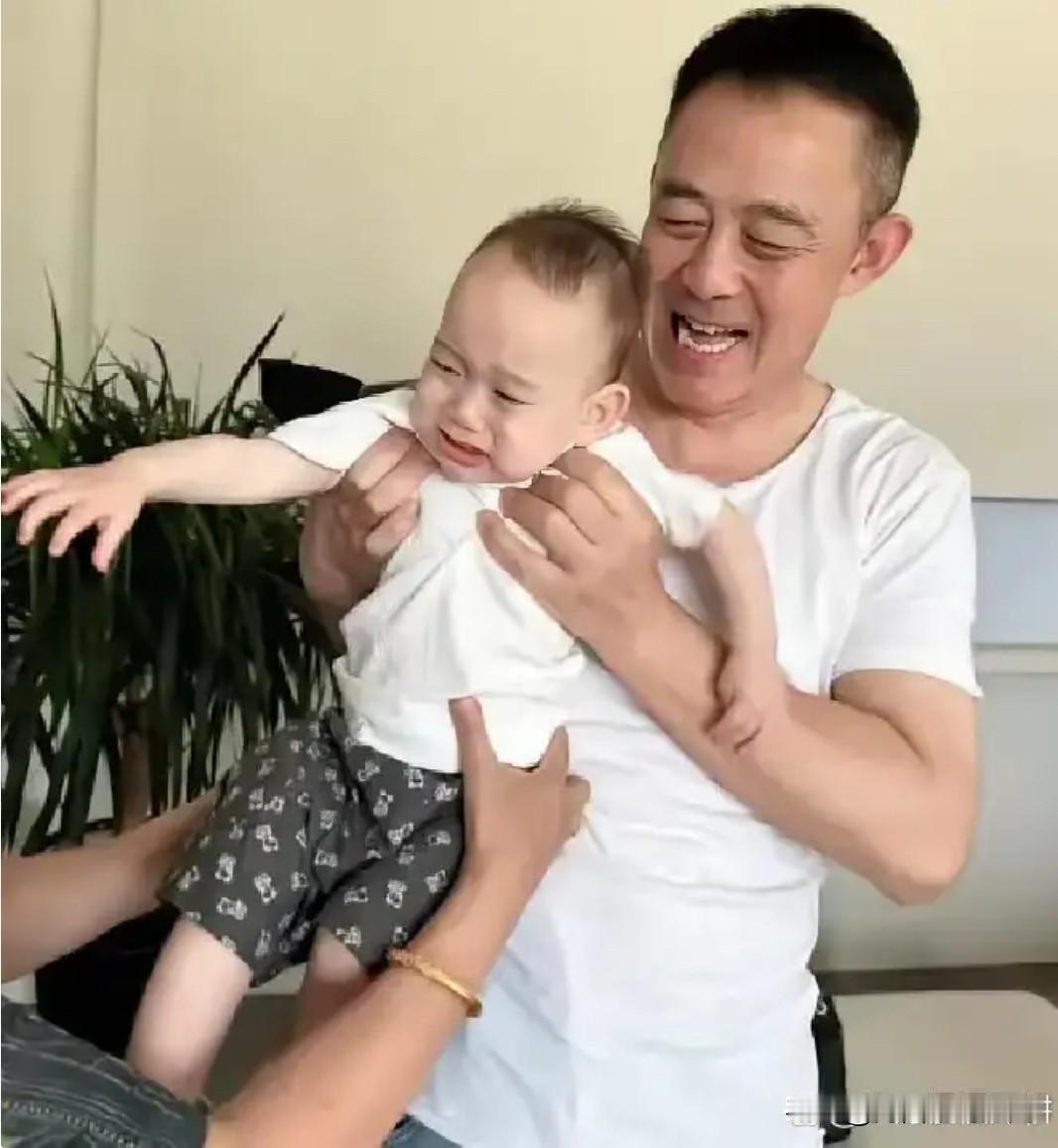 这是老戏骨侯勇抱着小儿子，喜不自禁的一张合影。侯勇怀中所抱的儿子是他和第三任妻子