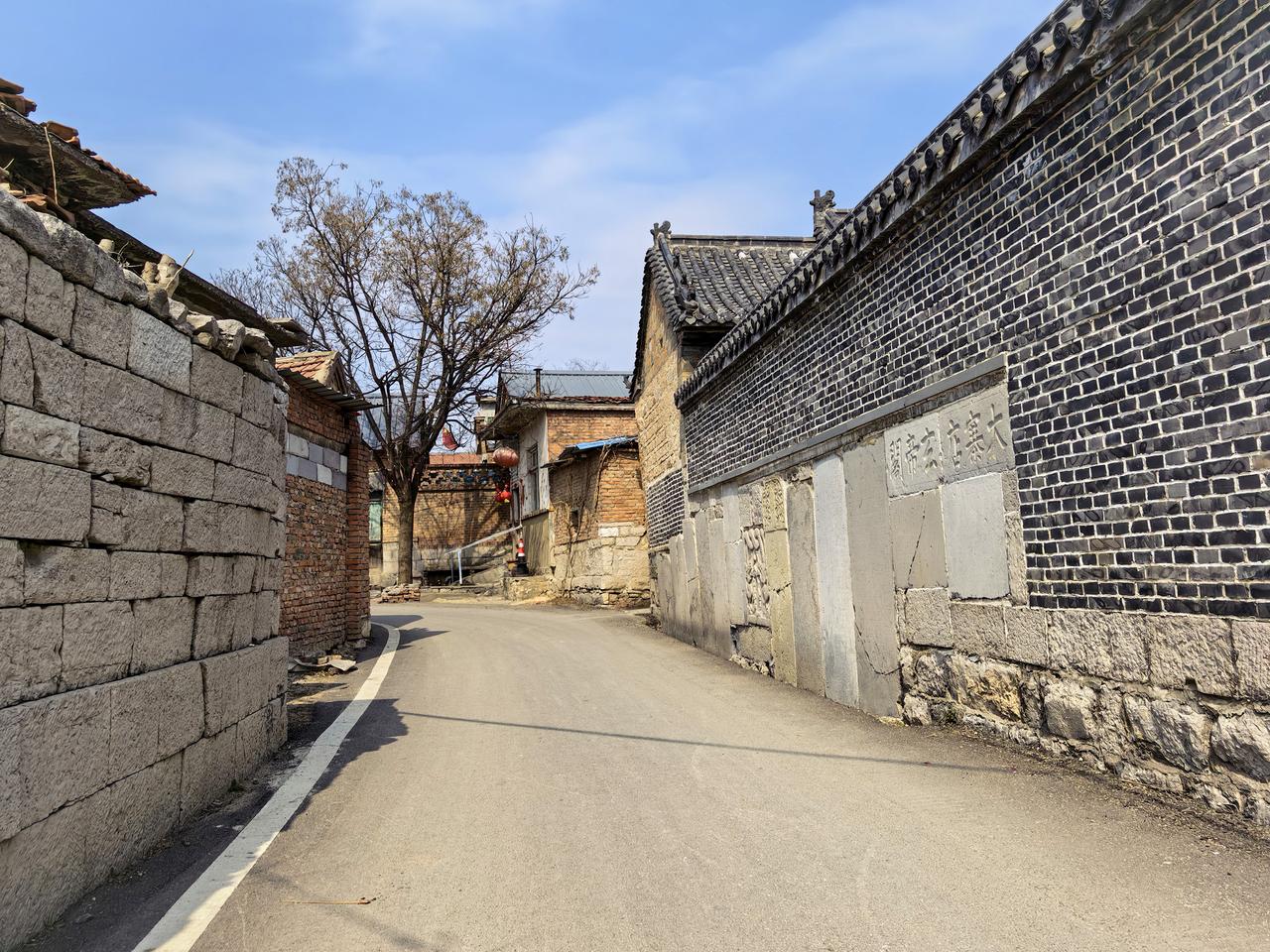 齐长城锦阳关之北，齐鲁古道之上，有座古老的村庄——大寨村，传说春秋战国时期因齐长
