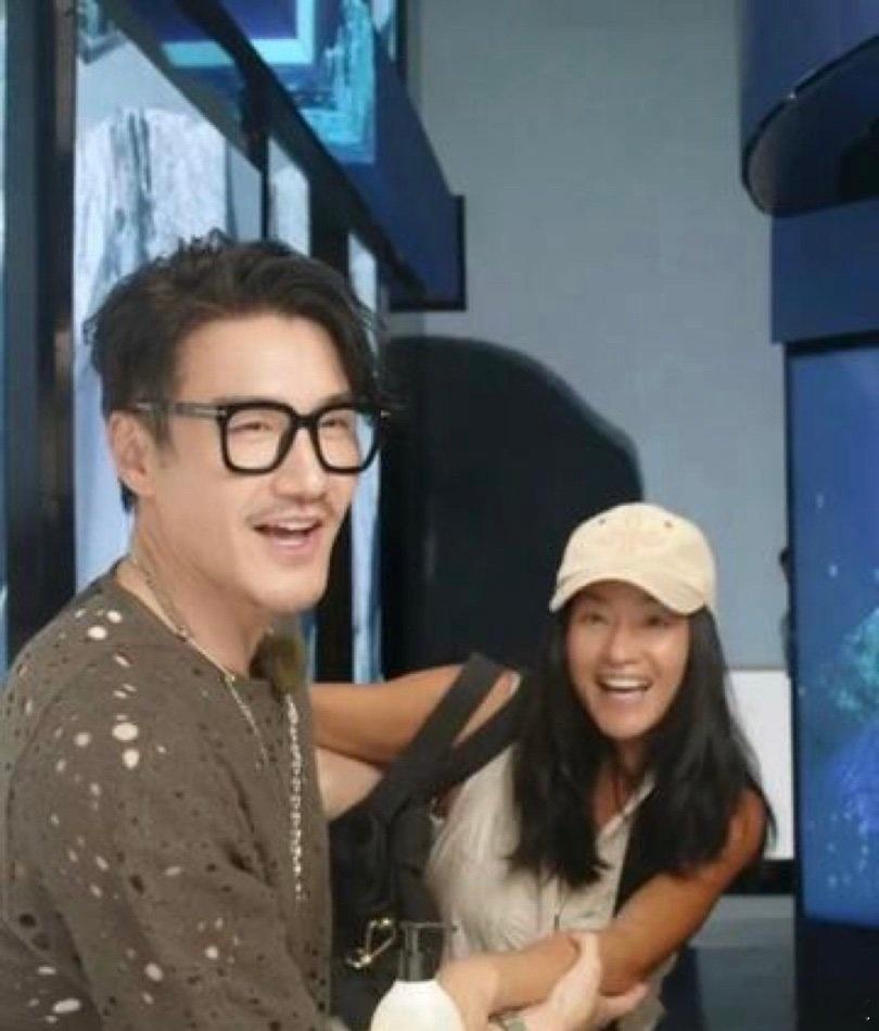 胡兵比眼泪先来的是瞿颖的拥抱从少年相识走到半百相守，胡兵与瞿颖相伴三十五载。情绪