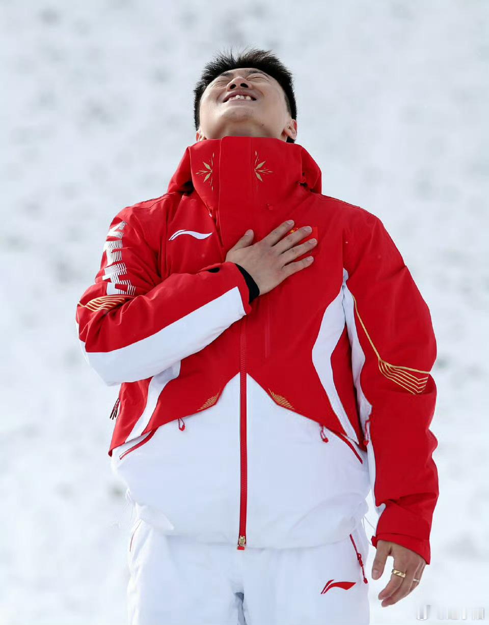 王心迪金牌是谁这么大胆，直接上来对冠军又是抱又是拍脑袋？原来，是冠军家里的领导哈