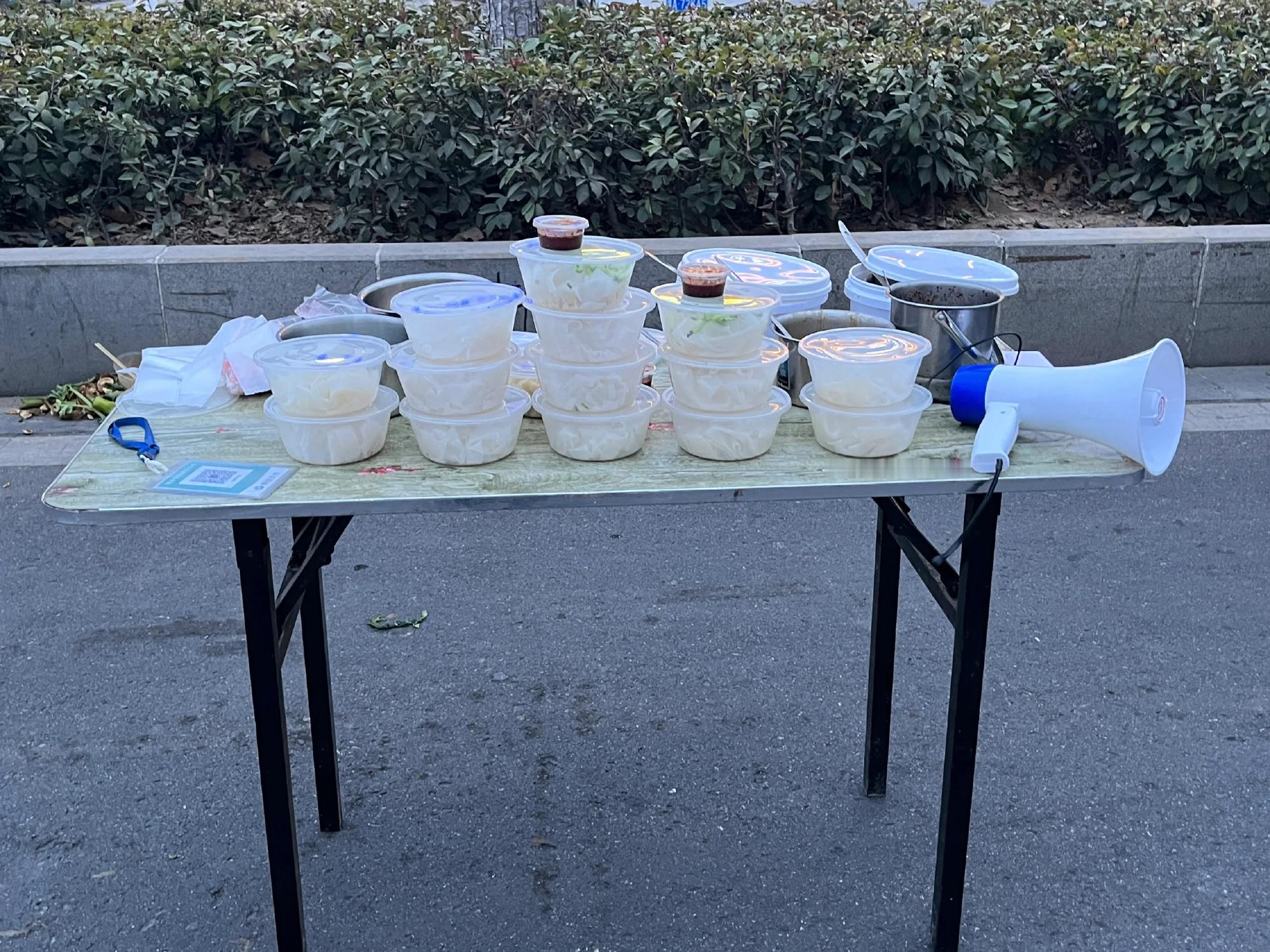 求助！老爸的凉皮摊为什么没有人买🥹 