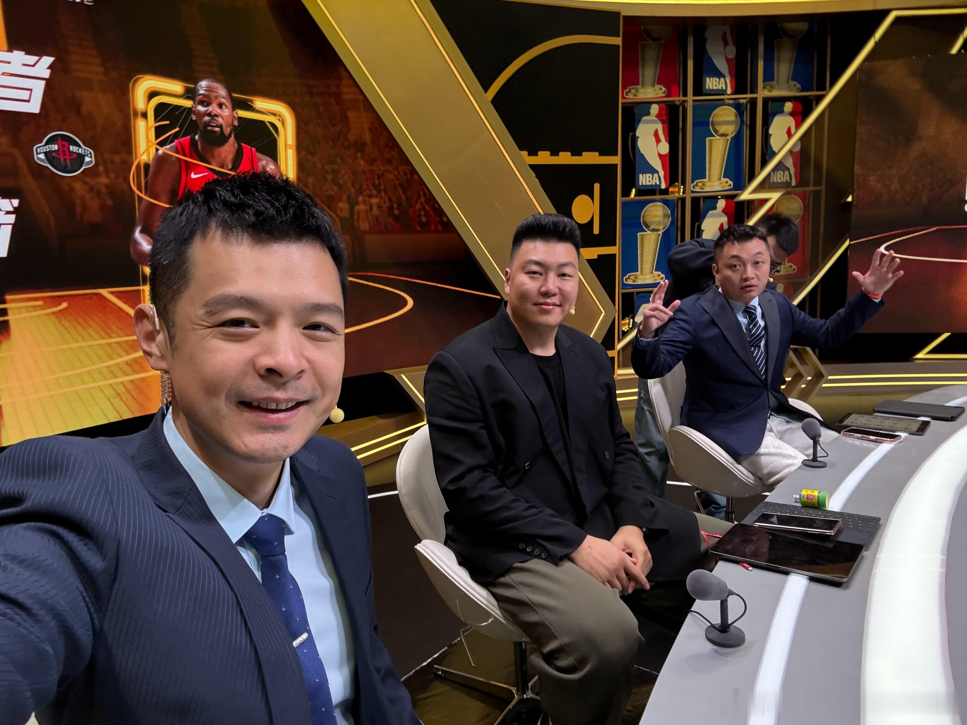 大清早一口气吃了仨驴火，饱饱的，稳稳的