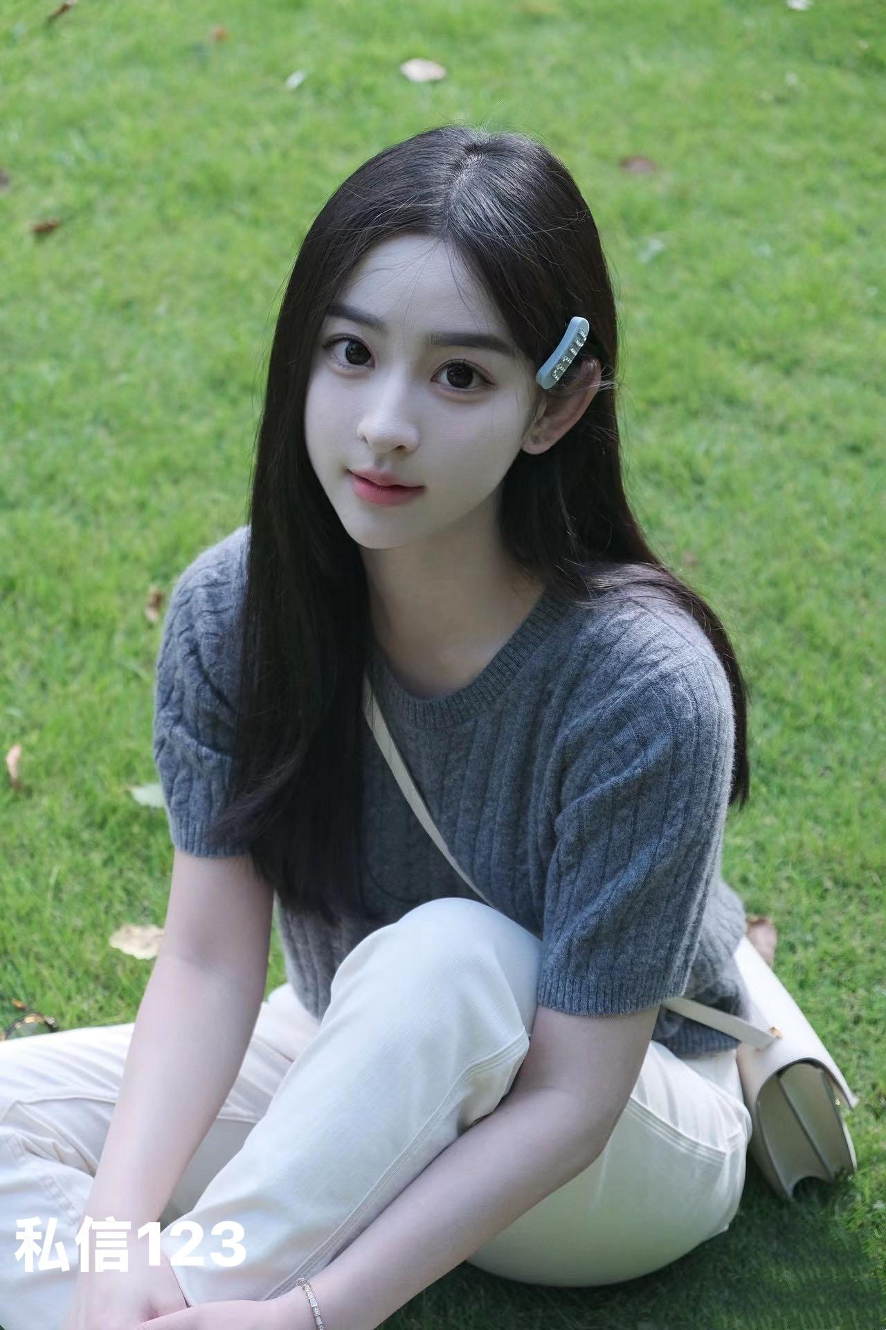 阳光下的少女，白色外套与绿意盎然的草地相映成趣。自然清新美少女 阳光白裙少女 秋