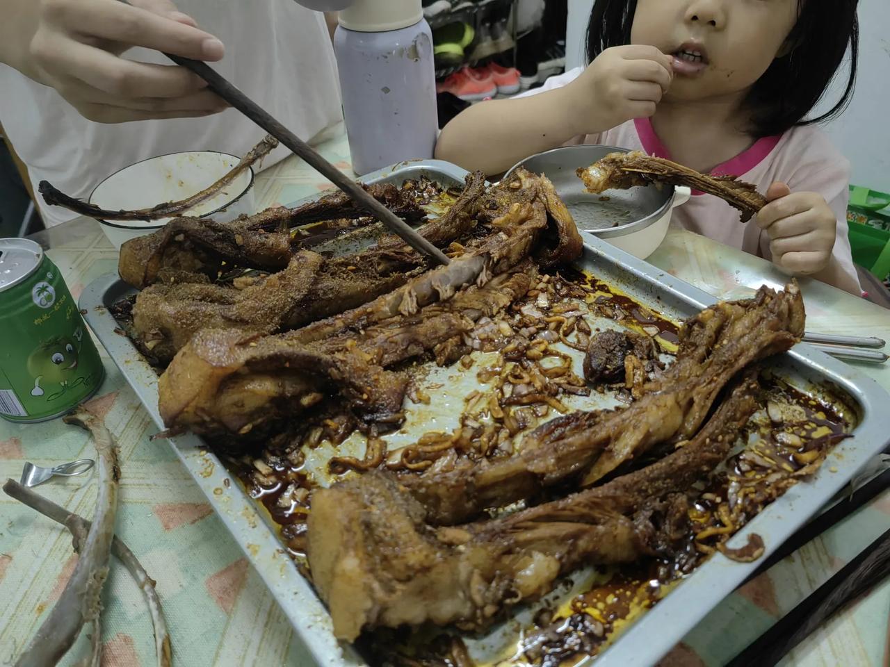 昨天晚上一顿饭，花了我一个月的养老金，老聂不但不心疼，反而很高兴。
老聂买了一百