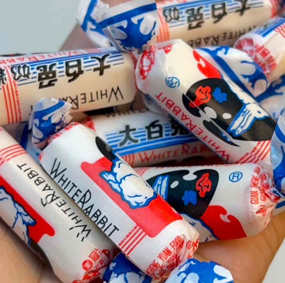 大白兔奶糖的包装纸火了🍬大白兔奶糖一口回到童年的甜蜜暴击🍬🍬谁的童年没有大