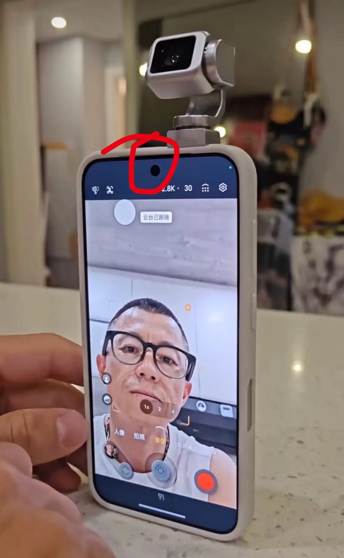 荣耀Robot Phone有点没想通，荣耀萝卜手机这个前置镜头还留着干啥，直径做