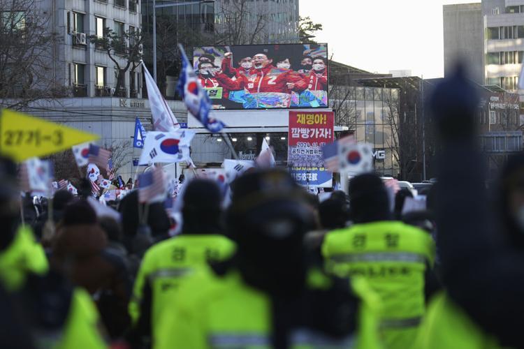 调查人员无奈退走，尹锡悦逃过一劫。
今天早些时候，韩国高级公职人员犯罪调查处，也