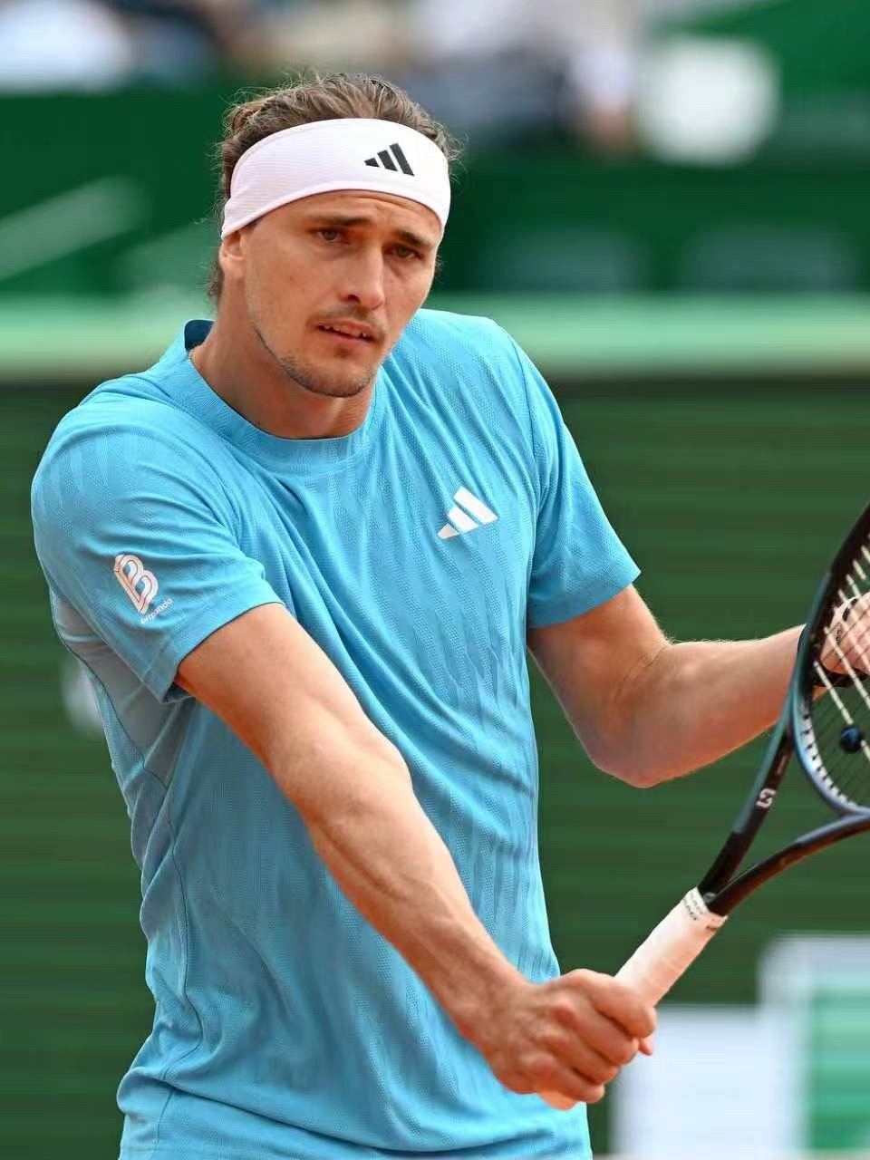 ATP 兹维列夫6-1/6-4击败科博利，闯入马德里四强，将战布洛克斯。另外一场
