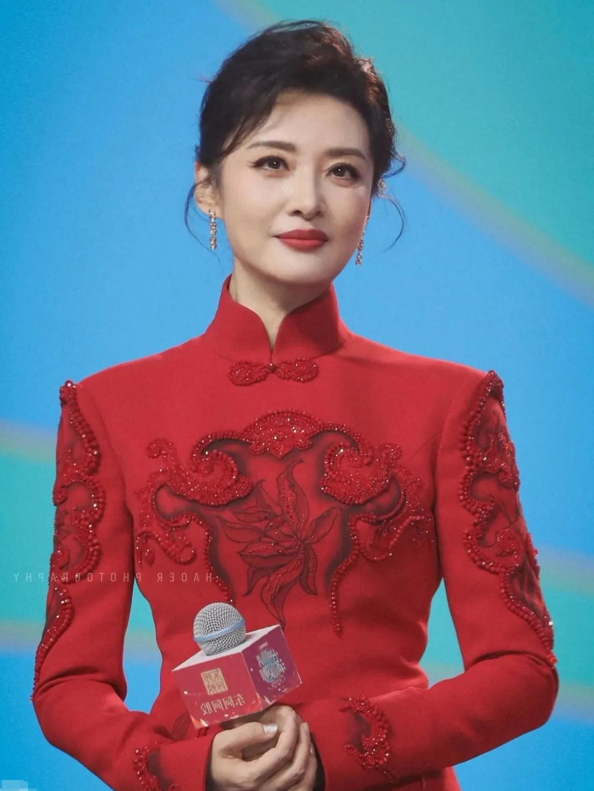 说起周涛，
那可是春晚舞台上的熟面孔，
 
后来周涛不主持春晚了，说实话一开始心