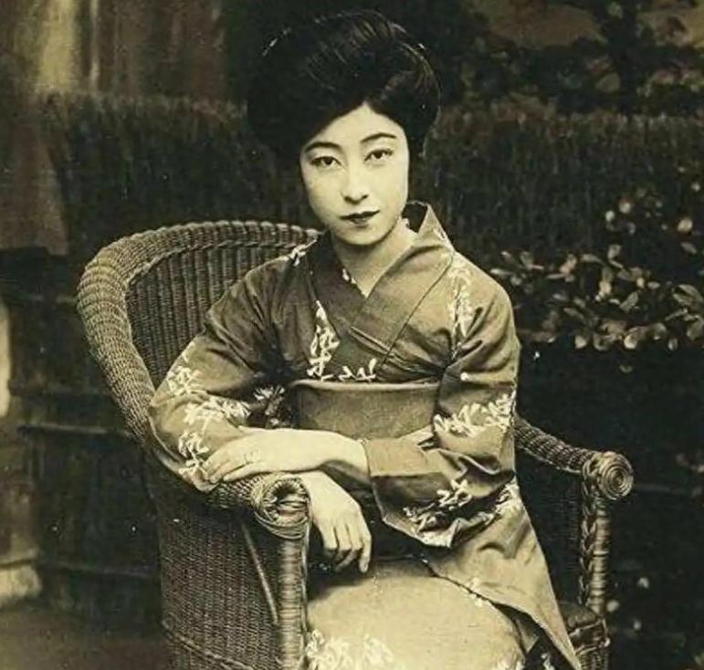 很多人只知道日本当年在海外犯下的罪行。却很少有人清楚，日本投降之后本国女性遭遇了