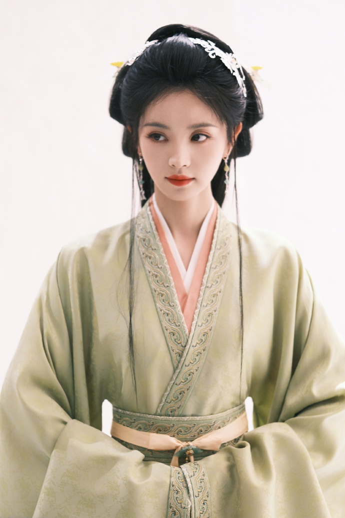 田曦薇嫁金钗三套妆造物料 田曦薇嫁金钗三套妆造物料，赤衣如火素衣如水红裘披身，这