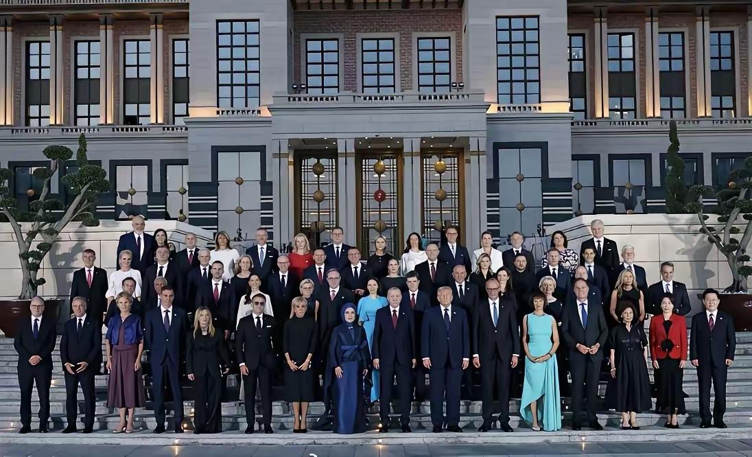 美国为首的北约，战略企图目标就两个：耗死肢解俄罗斯，围堵遏制中国。
在欧洲挑起俄
