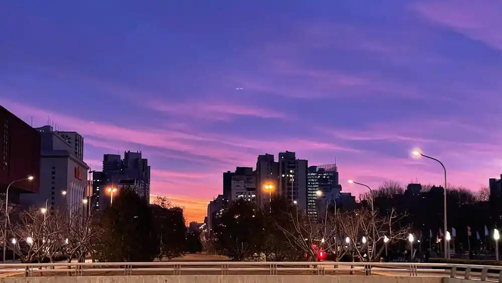 今日清晨，北京天空迎来一场视觉盛宴，绝美“顶配”朝霞惊艳登场。漫天云霞被初升旭日