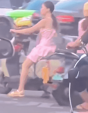 这女子是在干什么？
不敢相信自己的眼睛，
这可是在大街上，
对方还是个妙龄女子，