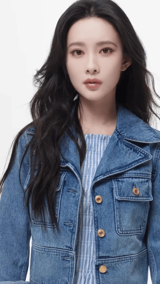 孟子义这个状态速速进组现偶 😍知性飒姐范一整个拿捏！挑眉时的灵动、垂眸时的温柔