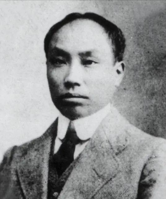 1953年，毛主席前往陈独秀的家乡安庆视察，突然，毛主席问工作人员：“陈独秀家还
