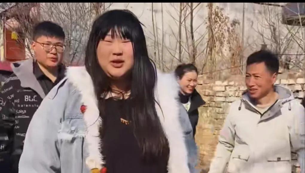 大衣哥女儿朱雪梅，每次出门都是一帮人拿着手机怼脸拍视频，看她的表情都生气了。她总