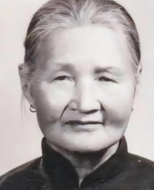 1940年，21岁的八路军政委蔡永，被叛军追赶，18岁姑娘郭瑞兰为救他，假扮他的