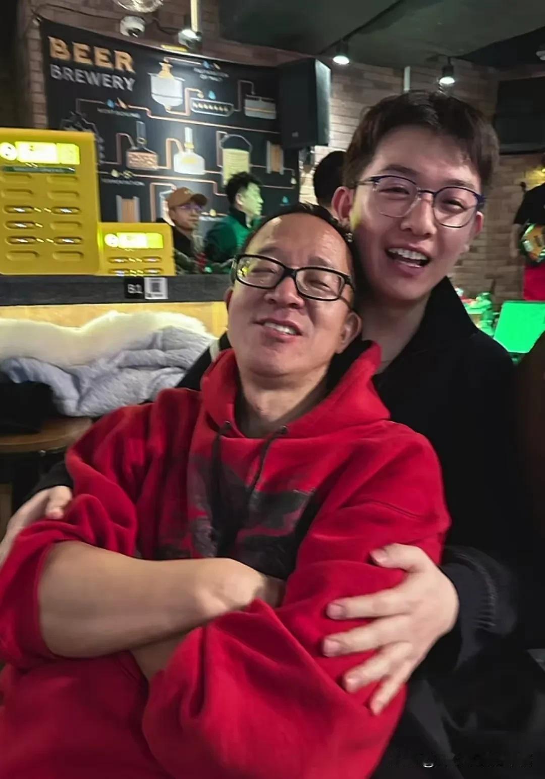 董董还记得这个温暖的时刻吗？你和俞老师都喝多了吧？俞老师像个老小孩躺在你的怀里，