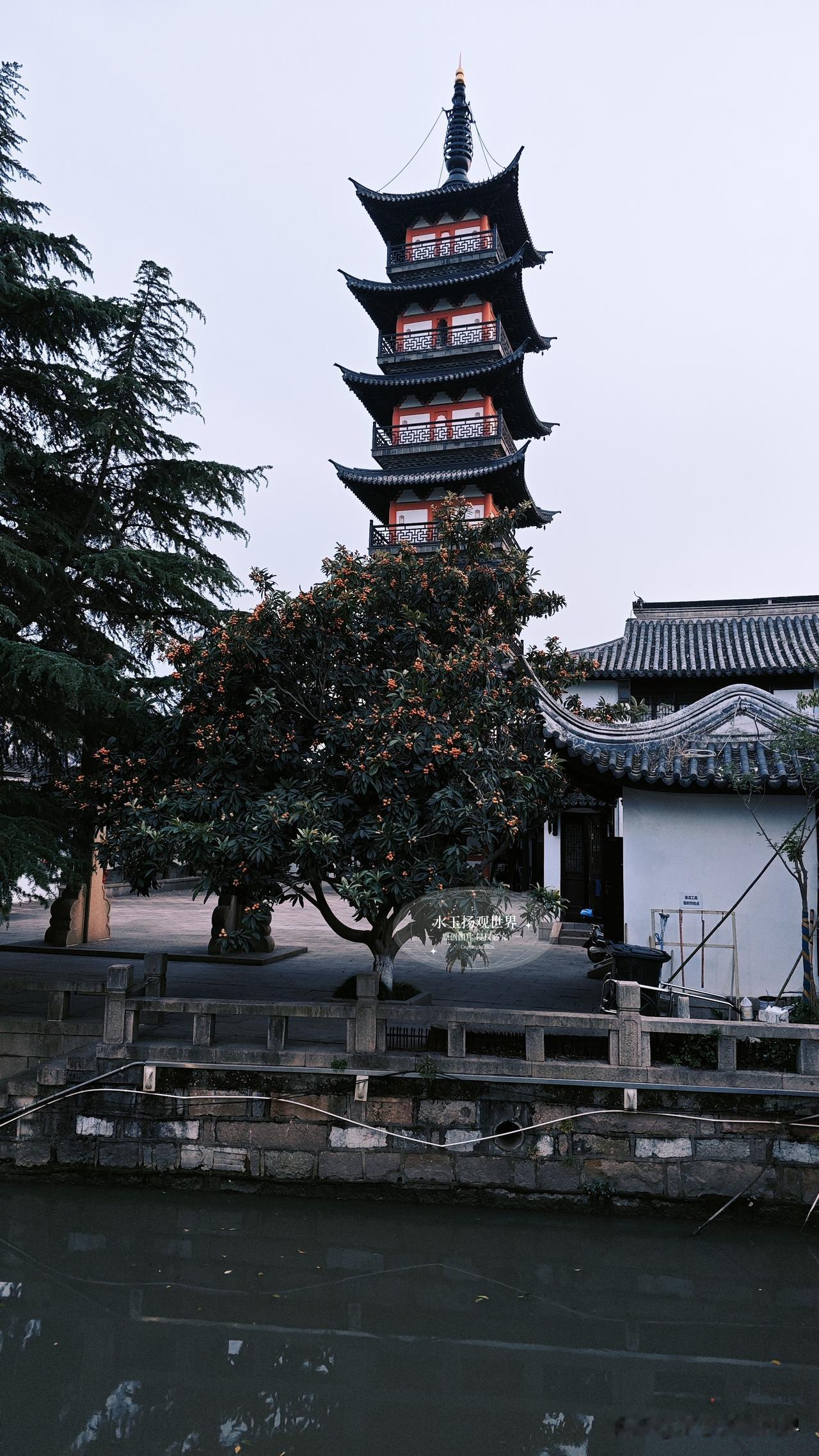 总有人说上海的古镇多是复刻出来的仿古建筑，少了原生的岁月厚重，直到我踏足州桥老街