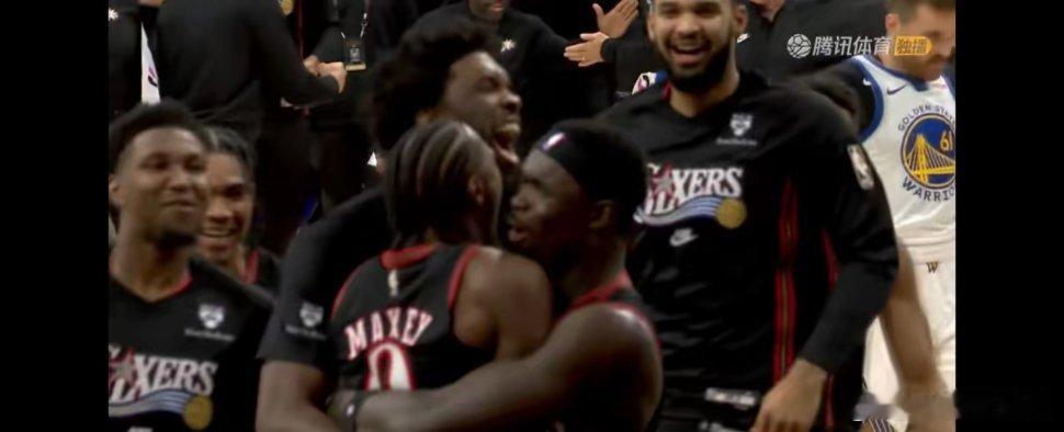 埃奇库姆补篮绝杀勇士勇士极限末节反杀轰出32比8进攻高潮！勇士在首节仅得10分的